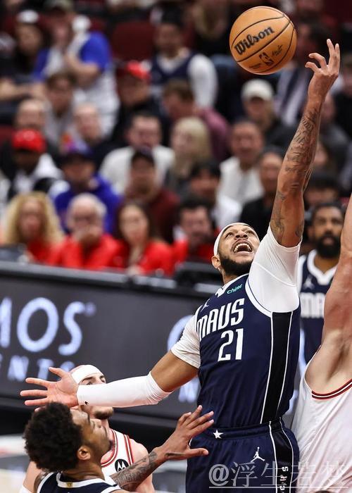 轻松突破！巴特勒晃开东契奇完成上篮